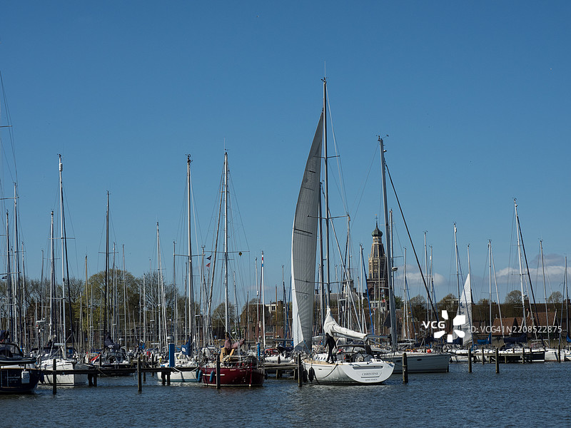 荷兰恩克豪зен港口停泊的船只景观图片素材