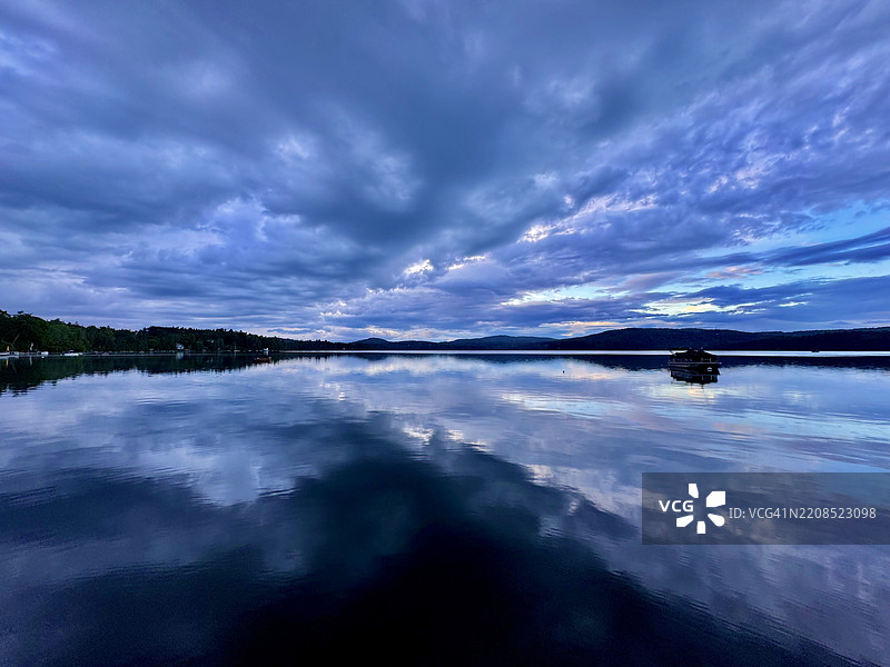 湖泊与天空的美丽景色，格林斯伯勒，佛蒙特州，美国图片素材