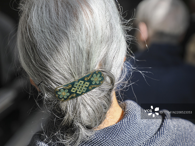 复古发夹与银色发髻图片素材