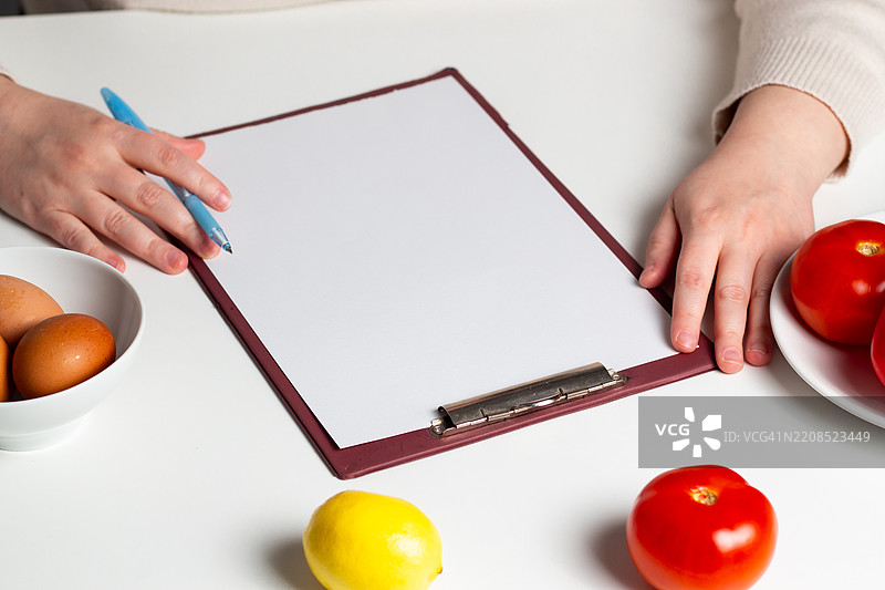 健康饮食规划概念 健身女性制定减肥饮食菜单的模拟图图片素材