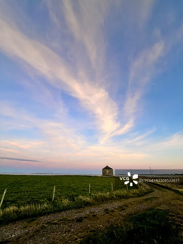 日落时分，天空映衬下的田野美景，蒂雷岛，英国图片素材