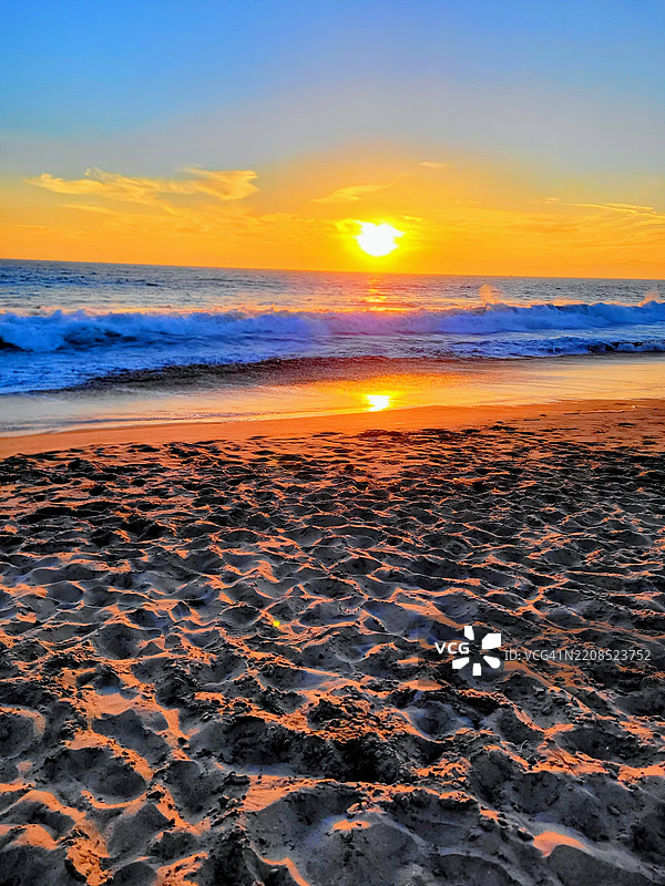 加州圣塔莫尼卡日落时的海滩美景图片素材