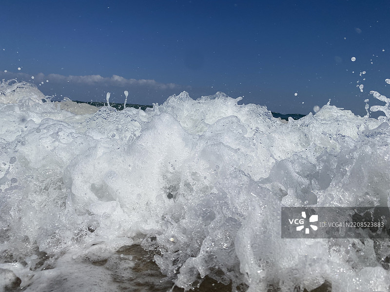海浪拍打天空的特写，马斯喀特，阿曼图片素材