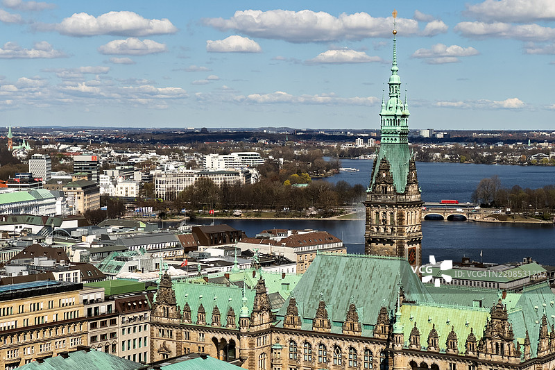 汉堡市的鸟瞰图，市政厅塔楼尽收眼底图片素材