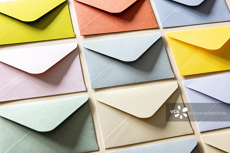 五颜六色的信封图片素材