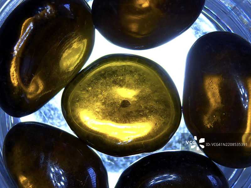 光滑透明的岩石图片素材