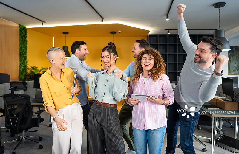 商务人士庆祝公司的成功图片素材