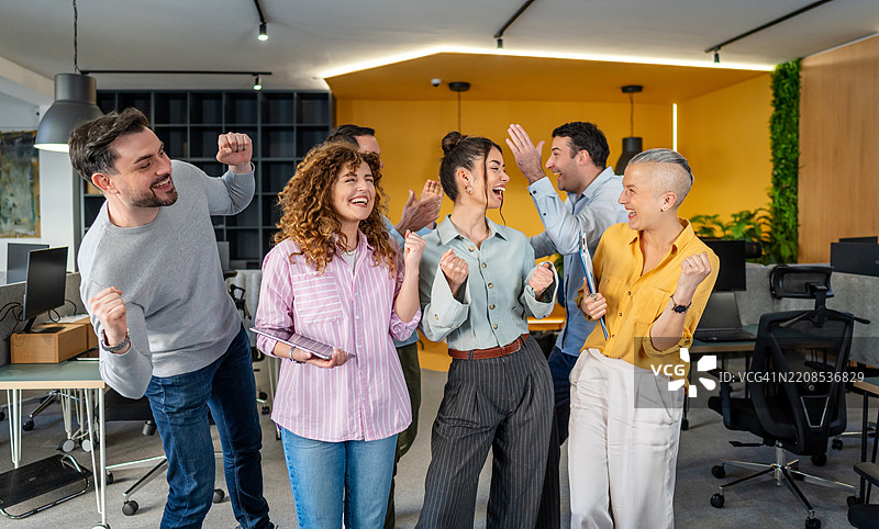 商务人士庆祝公司的成功图片素材