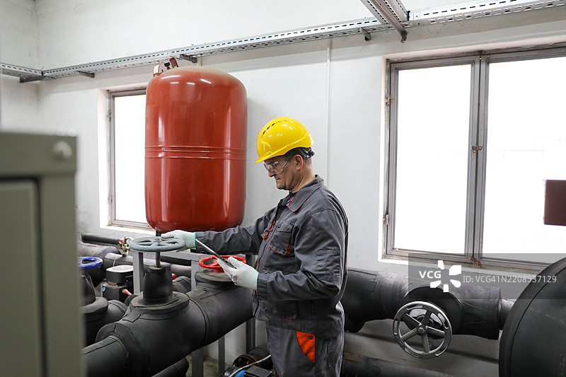 工厂内高级工业工人监控系统图片素材