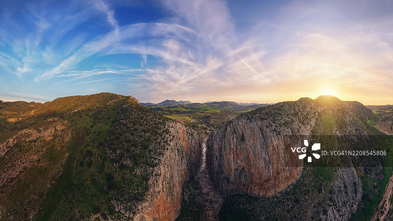 日落时分，峡谷穿过山脉的航拍全景。图片素材