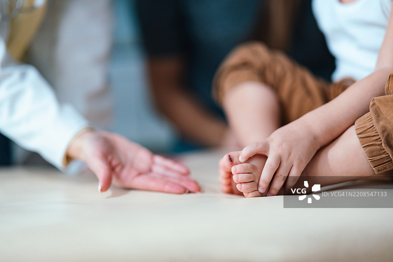 儿童在儿科咨询期间的手脚特写图片素材