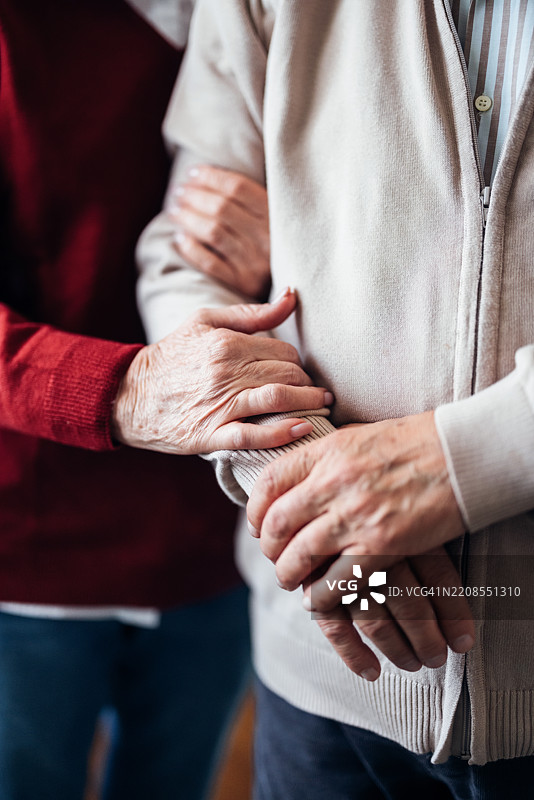 老年人的手在亲密时刻表达支持和关怀图片素材
