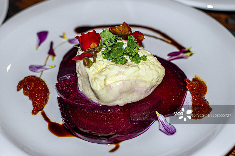 三种口感的甜菜沙拉，配以山羊奶酪。图片素材
