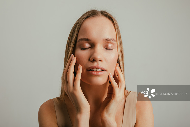 放松的女性肖像，面带平静表情，双眼闭合图片素材