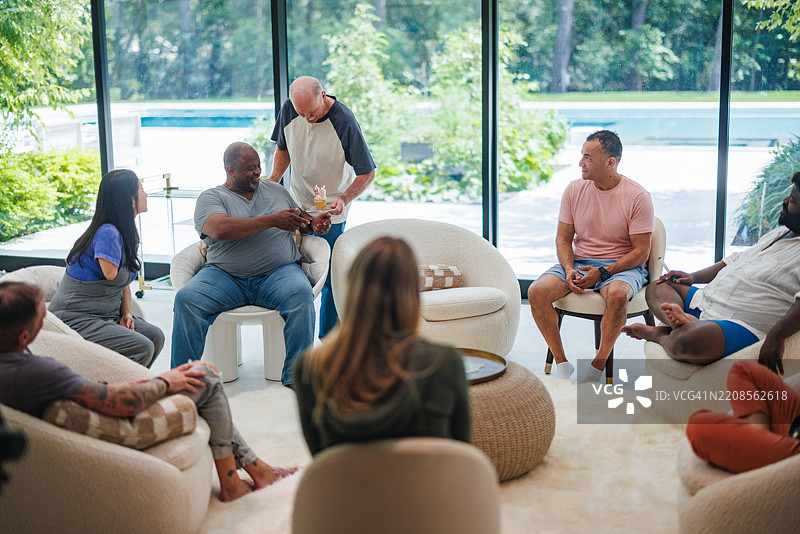 康复中心的戒酒庆祝活动图片素材