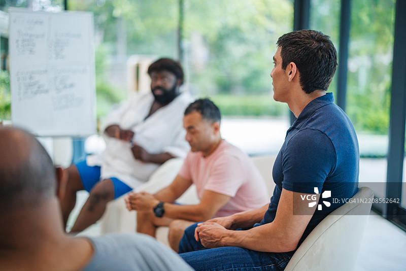 多元化团队在康复中心进行讨论图片素材