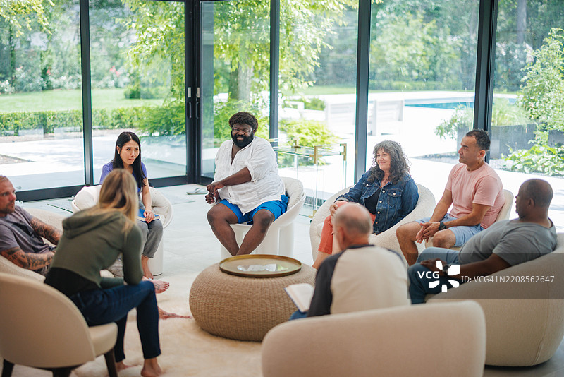 多元化小组参与康复团体治疗会议图片素材