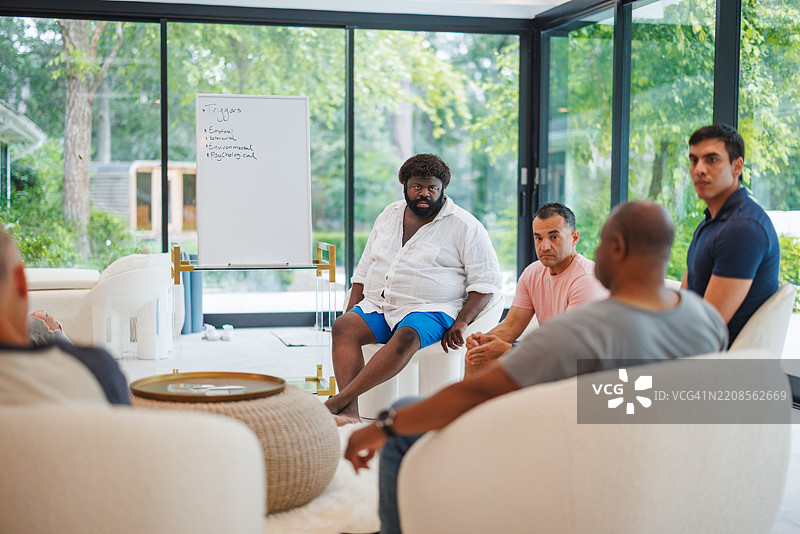 多元化男性团体参与团体治疗会议图片素材