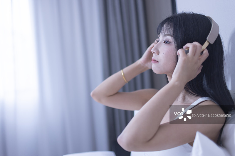 女人享受音乐图片素材