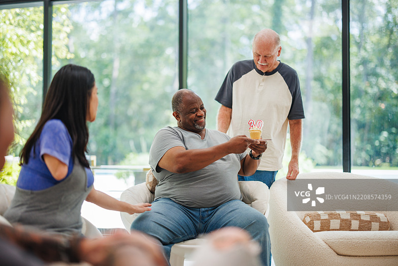 康复中心的戒酒里程碑庆祝活动图片素材
