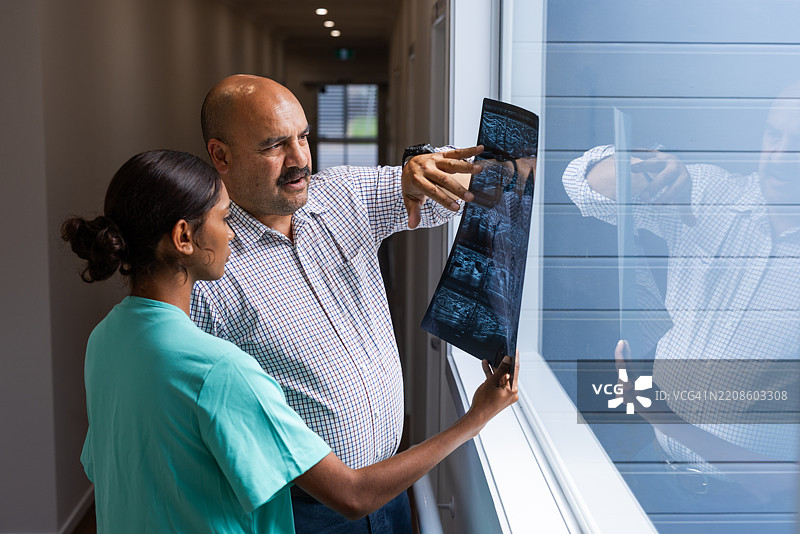 初级土著医生与高级医生进行咨询图片素材