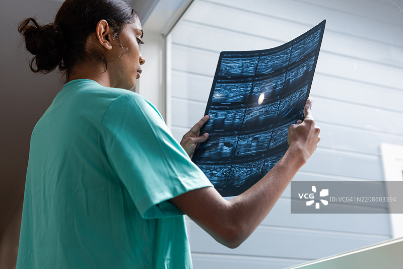 年轻的土著学生医生正在查看超声波扫描图像图片素材