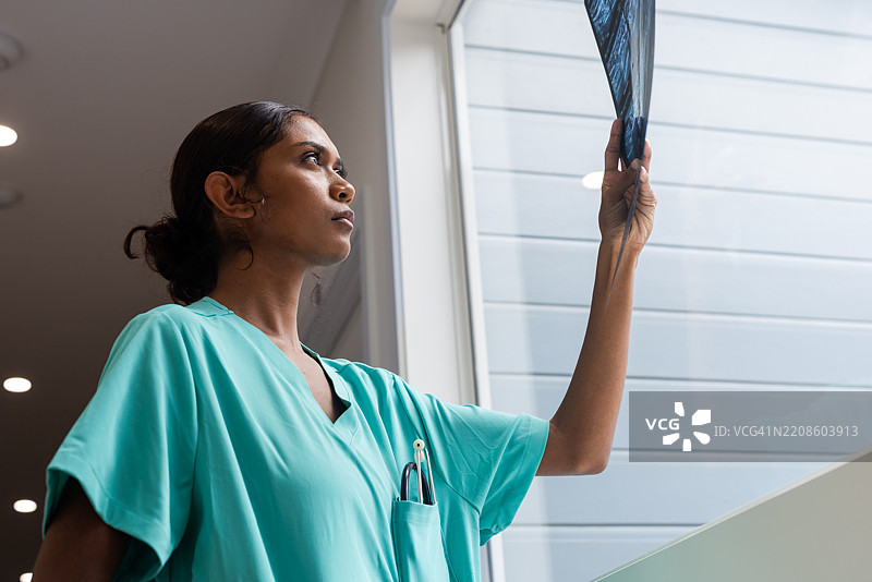 年轻的土著学生医生正在查看超声波扫描图像图片素材