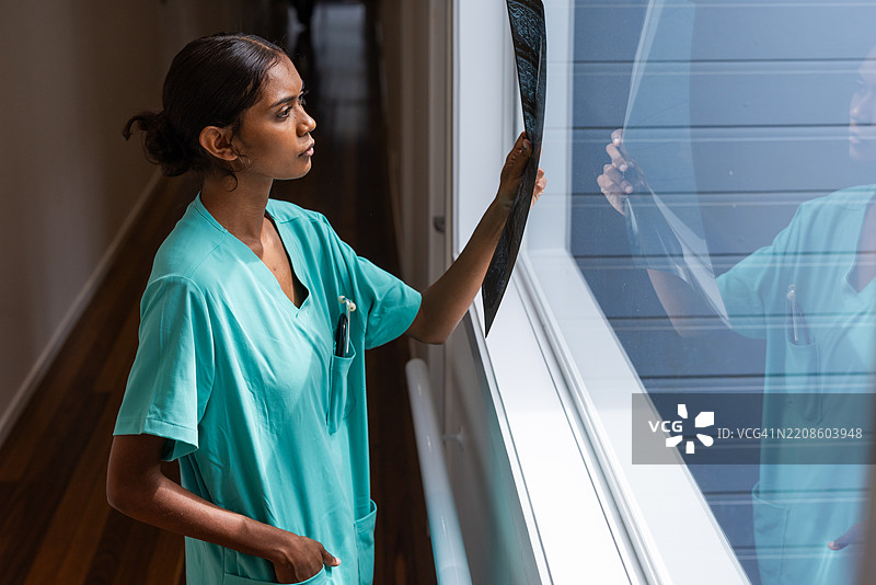 年轻的土著学生医生正在查看超声波扫描。图片素材