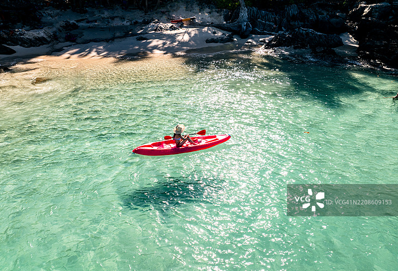 划桨清澈的水面图片素材