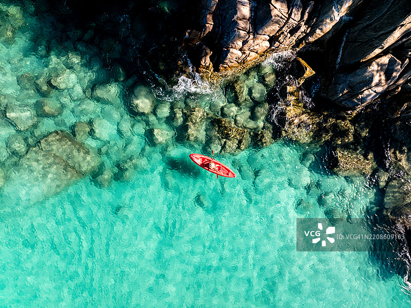 划桨清澈的水图片素材
