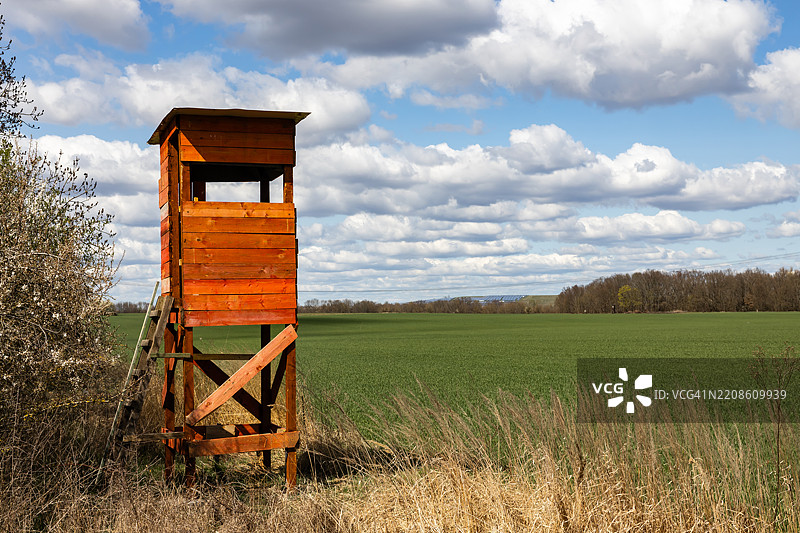 农业田地中的猎人高台图片素材