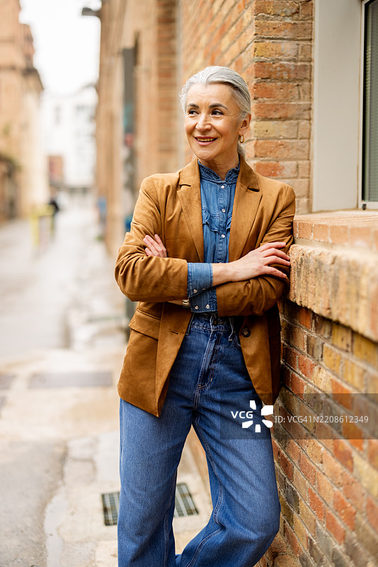 一位成熟的女性享受文化城市之旅的肖像图片素材