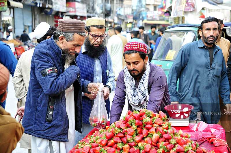 巴基斯坦佩什瓦尔市场的巴基斯坦男性图片素材