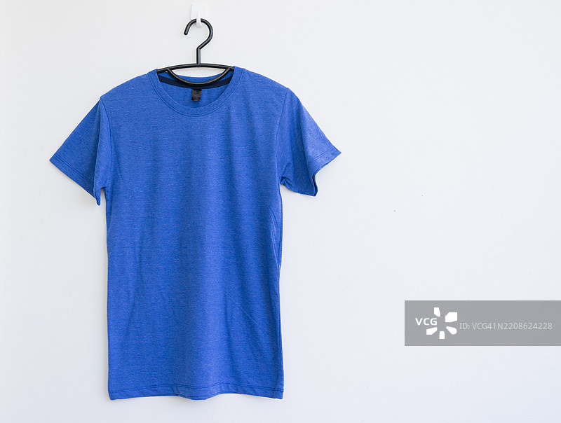 色彩斑斓的T恤与白色背景组合图片素材