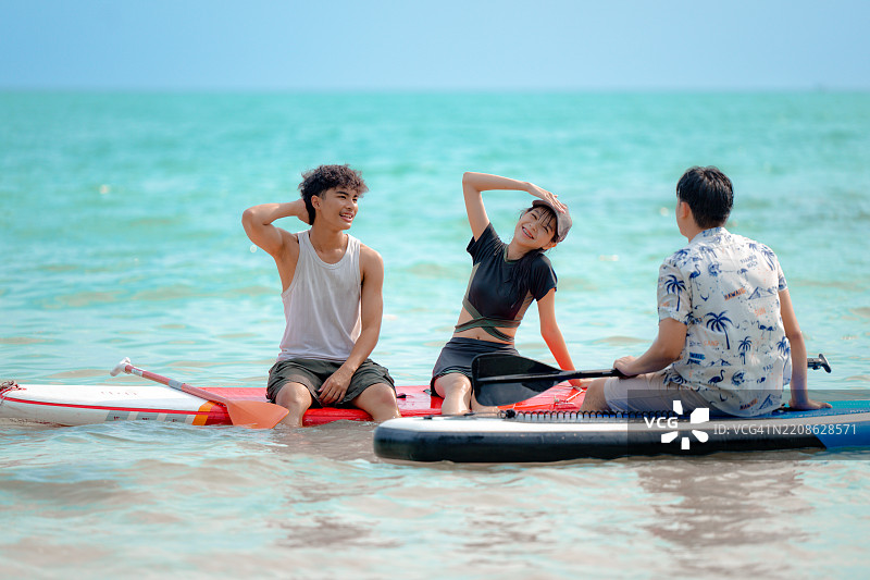 与朋友一起划桨图片素材