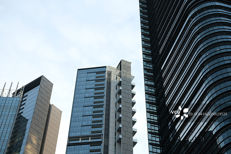 雅加达，印度尼西亚现代摩天大楼的低角度视图，背景是蓝天图片素材