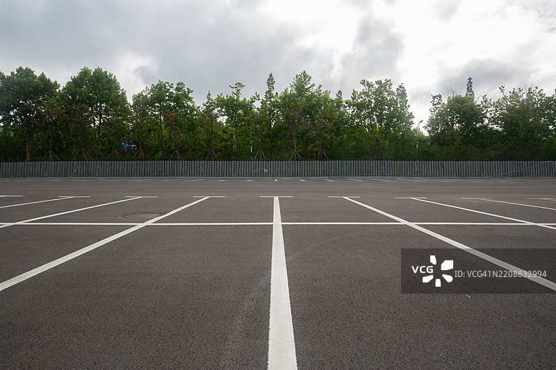 空荡荡的停车场图片素材