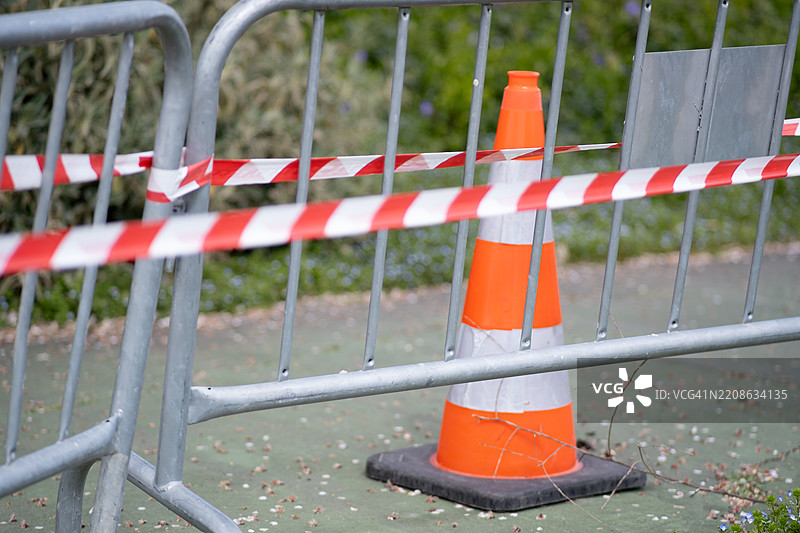 红白相间的警示带和交通锥阻挡通行图片素材