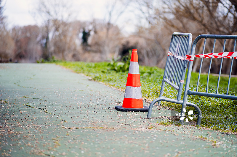 交通锥和金属障碍物封闭公园小径图片素材