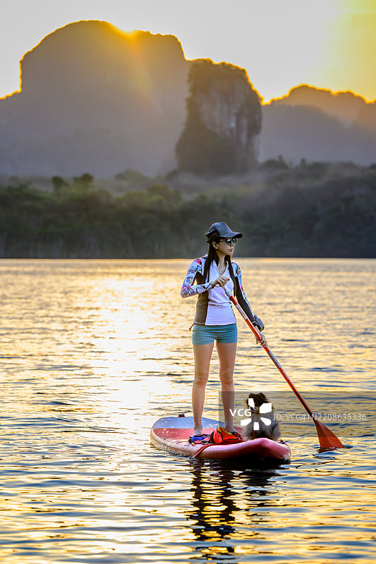在湖中划桨图片素材