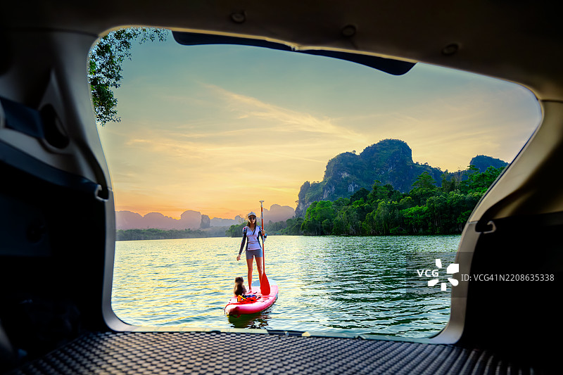 早晨划船图片素材