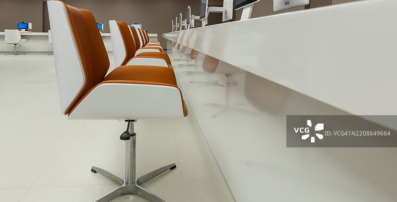 现代办公室内部，配有棕色皮椅图片素材