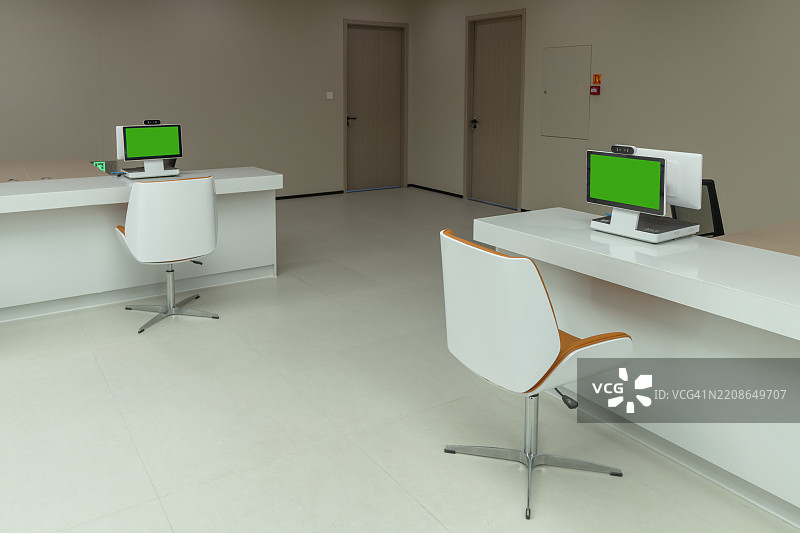 现代办公室空间，配有两个电脑工作站图片素材