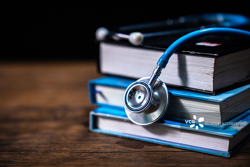 书籍和听诊器。图片素材