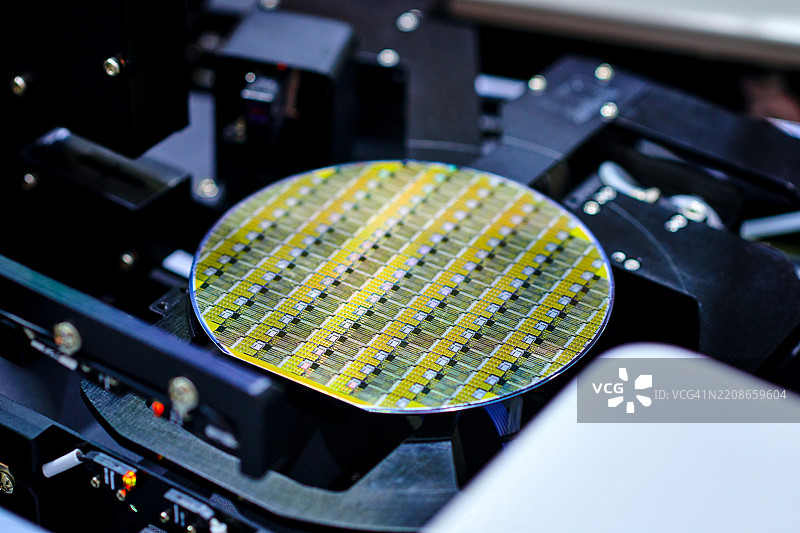 工作台上的一片计算机晶圆特写图片素材