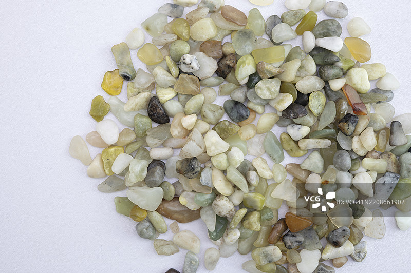 一堆石头，其中有一些黄色和白色的石头图片素材