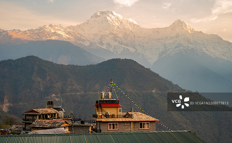 从尼泊尔乡村的传统古龙村甘德鲁克看到的安纳普尔纳南峰和希云丘峰的黎明景色。图片素材