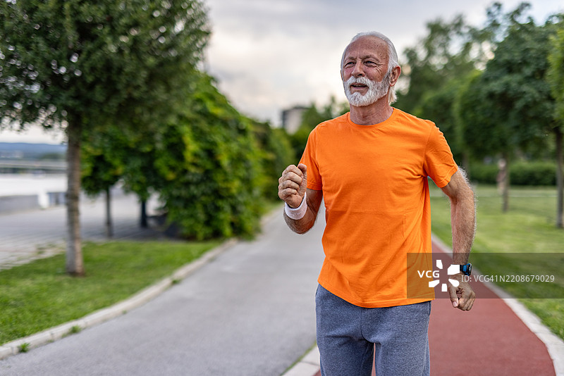 老年人在公园慢跑，保持健康的生活方式图片素材