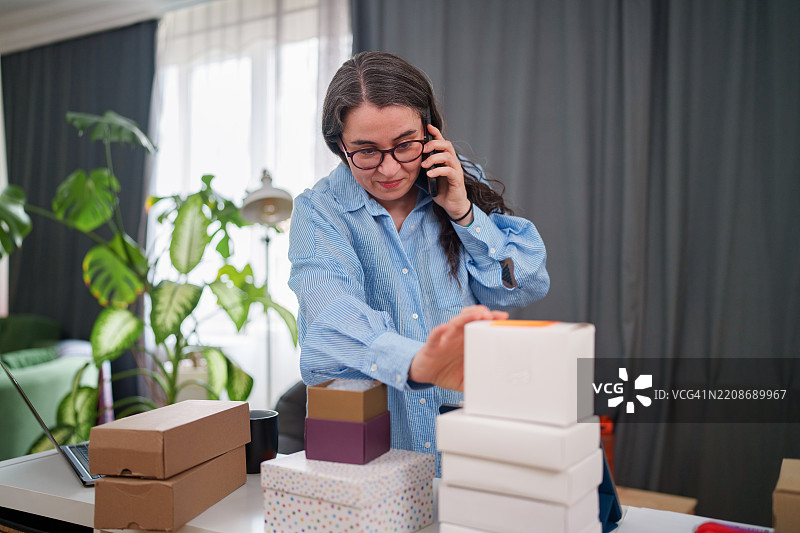 女性在办公室管理电子商务订单图片素材