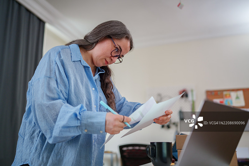 企业家在文件上撰写商业管理内容图片素材